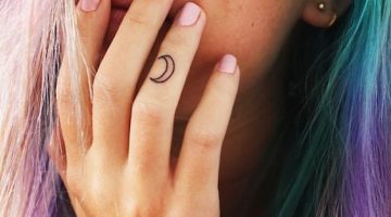 crescent moon finger tattoo | dedo del tatuaje